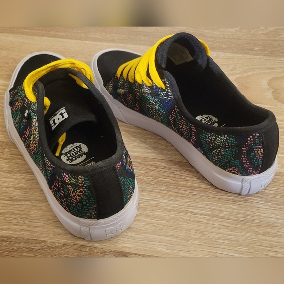 DC Shoes 'Manual TX LE' Black Sneakers with Yellow Laces - Picture 5 of 8